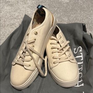 BNWT Toms travel light low canvas lace up sneaker